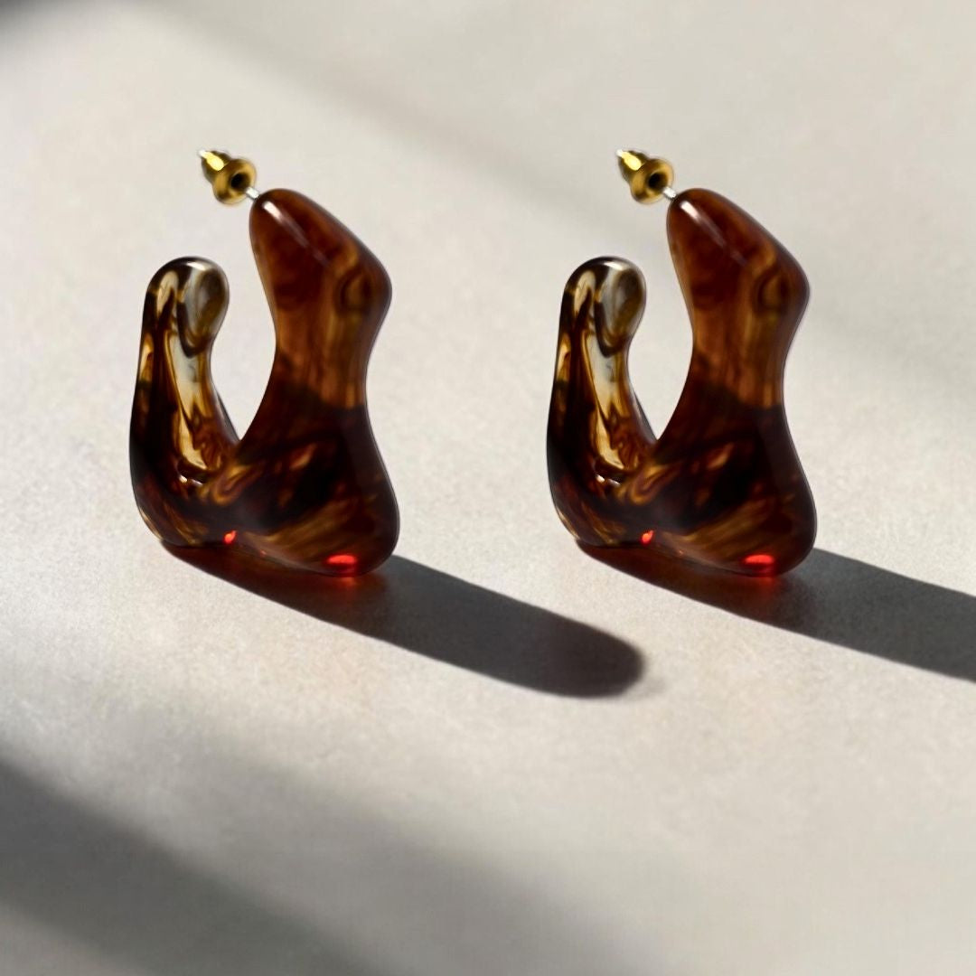 Arete Escultural Ámbar Orgánico — CHROMA